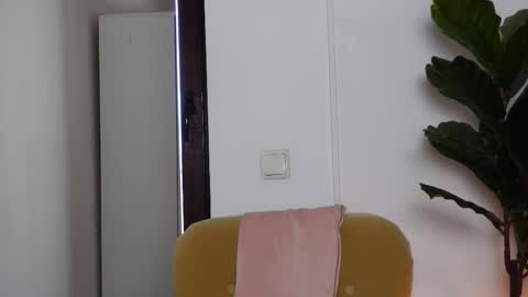 NinaCrystal online show from November 12, 2025, 8:26 am