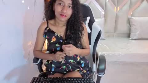 Nina  online show from November 16, 2025, 12:44 pm