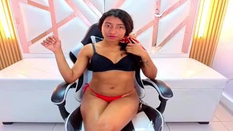 Nina  online show from November 29, 2025, 8:01 pm