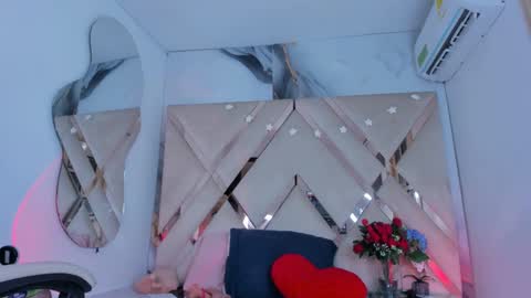 ninahtx online show from September 15, 2025, 8:42 pm