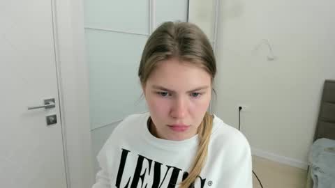 ninarihh online show from March 9, 2025, 2:32 pm