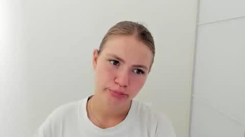 ninarihh online show from September 12, 2025, 10:04 am