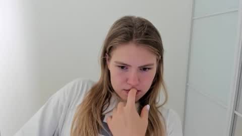 ninarihh online show from September 15, 2025, 9:20 am