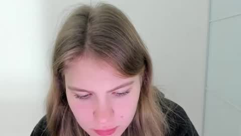 ninarihh online show from October 26, 2025, 12:22 pm