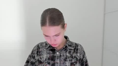 ninarihh online show from October 27, 2025, 10:41 am