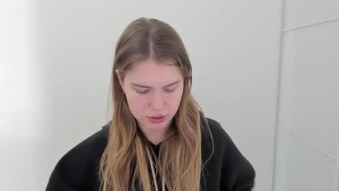 ninarihh online show from November 14, 2025, 9:19 am