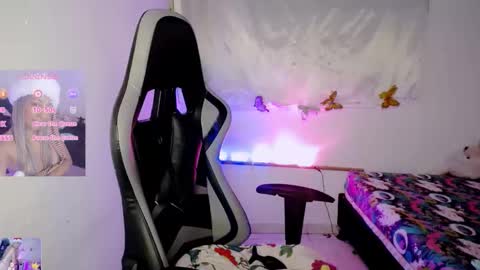 ninatinydoll1 online show from January 7, 2026, 10:07 am