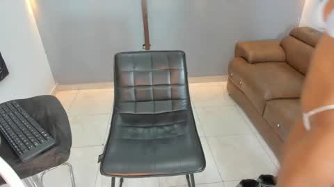 nini_beyker online show from November 1, 2025, 1:13 pm