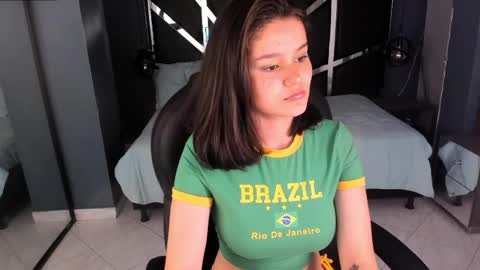 nini_solei online show from April 16, 2026, 9:39 pm