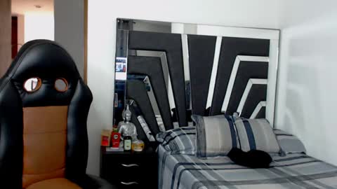 Noah Harris01 online show from February 3, 2025, 3:06 pm