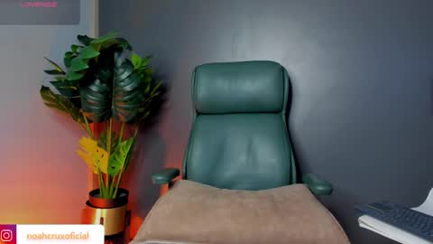 Snapshot of noahcrux chatting on May 20, 2026, 10:38 pm Noah online show from May 20, 2026, 10:38 pm