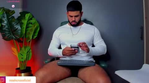 Snapshot of noahcrux chatting on May 27, 2026, 2:41 am Noah online show from May 27, 2026, 2:41 am