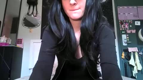 Snapshot of noelle1229 chatting on May 5, 2026, 5:10 pm Noelle online show from May 5, 2026, 5:10 pm