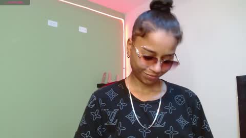 Noha Thomson online show from January 21, 2025, 8:43 pm