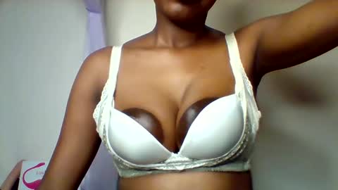Snapshot of nubian_queen1033 chatting on January 15, 2026, 10:57 pm happie online show from January 15, 2026, 10:57 pm