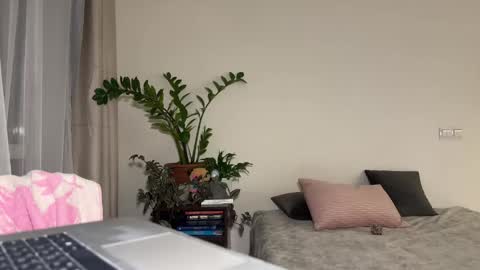 nura_foxx online show from October 3, 2025, 1:13 am