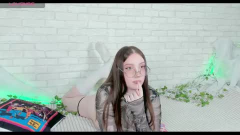 Kat online show from April 28, 2026, 2:33 pm