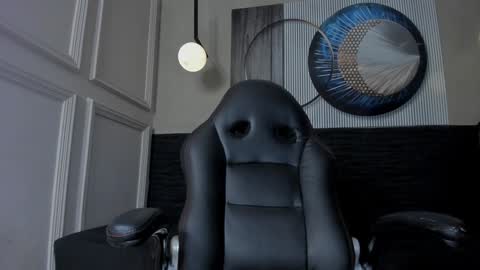 independent model online show from December 7, 2024, 11:29 am