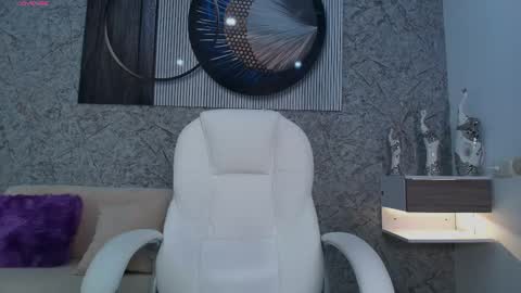 independent model online show from October 23, 2025, 6:39 pm