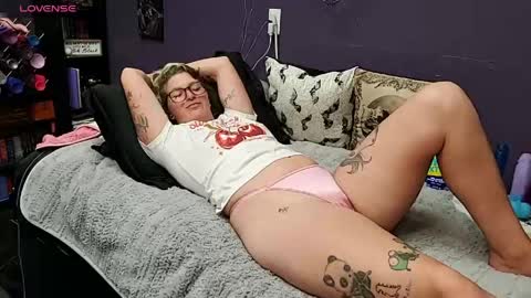 Snapshot of oddywithabody chatting on June 4, 2026, 6:52 am Oddy With A Body online show from June 4, 2026, 6:52 am