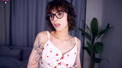 Snapshot of odettehatt chatting on September 13, 2025, 6:29 pm Thea online show from September 13, 2025, 6:29 pm