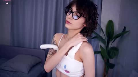 Snapshot of odettehatt chatting on September 18, 2025, 6:43 pm Thea online show from September 18, 2025, 6:43 pm