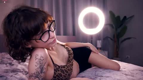 Snapshot of odettehatt chatting on October 24, 2025, 7:21 pm Thea online show from October 24, 2025, 7:21 pm