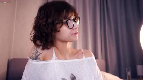 Snapshot of odettehatt chatting on November 12, 2025, 7:57 pm Thea online show from November 12, 2025, 7:57 pm