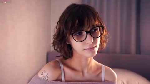 Snapshot of odettehatt chatting on December 5, 2025, 6:37 pm Thea online show from December 5, 2025, 6:37 pm