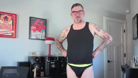 Snapshot of office_dad chatting on September 19, 2025, 7:03 pm Office Dad online show from September 19, 2025, 7:03 pm