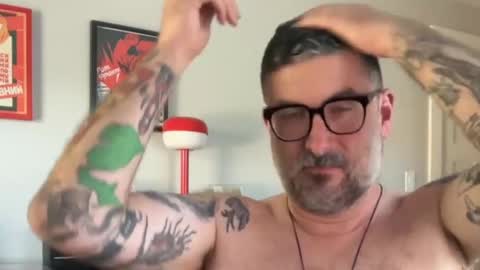 Snapshot of office_dad chatting on October 5, 2025, 8:18 pm Office Dad online show from October 5, 2025, 8:18 pm