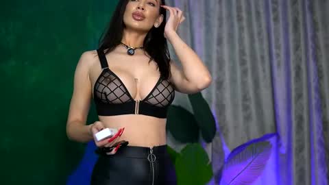 Julia online show from October 16, 2025, 4:02 am