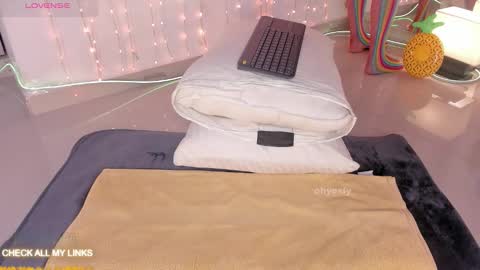 ohyesly_ online show from January 9, 2026, 10:07 am