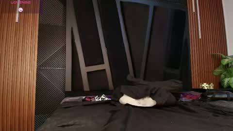 OLIVER LAURENT online show from April 21, 2026, 1:42 am