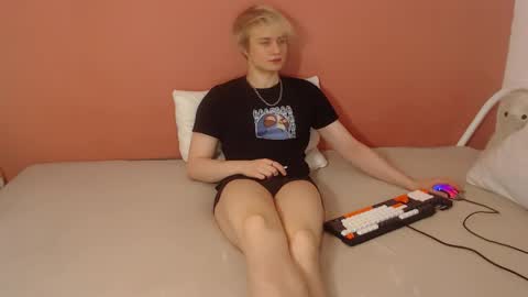 Snapshot of oliver_sweet_ chatting on May 1, 2026, 1:32 am Oliver online show from May 1, 2026, 1:32 am