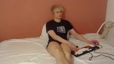 Snapshot of oliver_sweet_ chatting on May 8, 2026, 1:33 am Oliver online show from May 8, 2026, 1:33 am