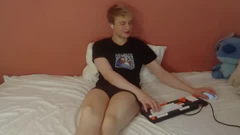 Snapshot of oliver_sweet_ chatting on June 16, 2026, 1:41 am Oliver online show from June 16, 2026, 1:41 am