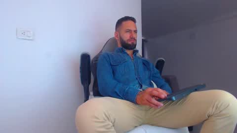 oliver online show from March 11, 2025, 7:25 pm