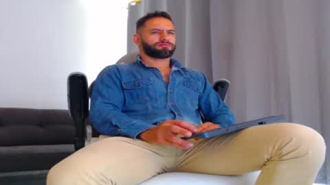 oliver online show from December 4, 2025, 4:48 pm