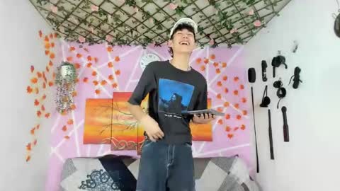 oliverhot_2005 online show from February 28, 2025, 1:26 am