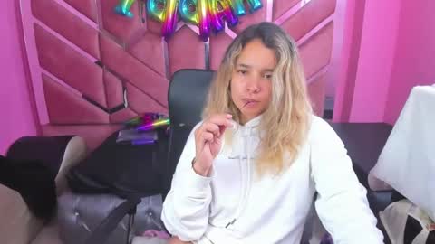 Snapshot of olivia_fox69 chatting on February 5, 2025, 6:35 am OLIVIA online show from February 5, 2025, 6:35 am