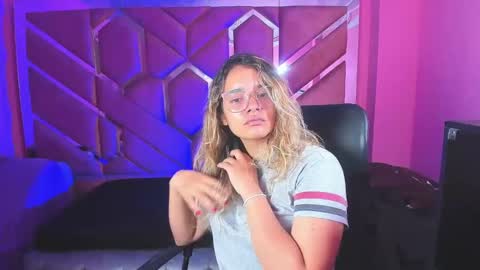 Snapshot of olivia_fox69 chatting on February 19, 2025, 3:06 am OLIVIA online show from February 19, 2025, 3:06 am