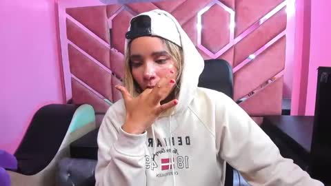 Snapshot of olivia_fox69 chatting on March 2, 2025, 3:34 am OLIVIA online show from March 2, 2025, 3:34 am