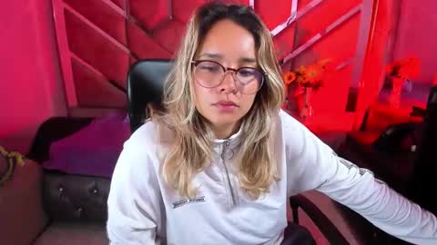 Snapshot of olivia_fox69 chatting on September 16, 2025, 3:18 am OLIVIA online show from September 16, 2025, 3:18 am