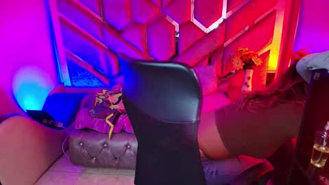 Snapshot of olivia_fox69 chatting on December 22, 2025, 3:58 am OLIVIA online show from December 22, 2025, 3:58 am