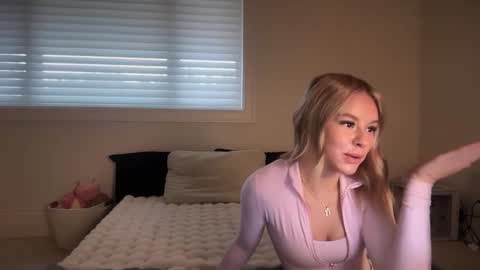 oliviacarterrr online show from December 3, 2025, 8:18 pm