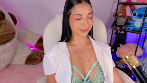 Olivia Mcneill  online show from September 15, 2025, 1:11 pm