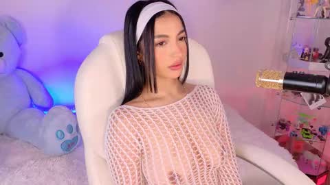 Olivia Mcneill  online show from November 22, 2025, 12:04 pm