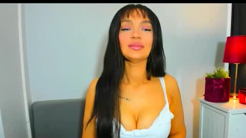 OliviaWomen online show from April 25, 2026, 5:32 am