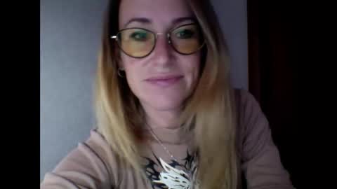 olyra11 online show from October 6, 2025, 9:29 am